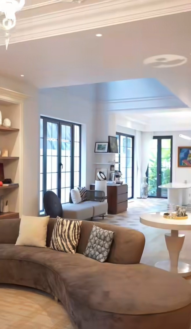 Phòng khách thiết kế nhiều cửa sổ. Ảnh: chụp màn hình