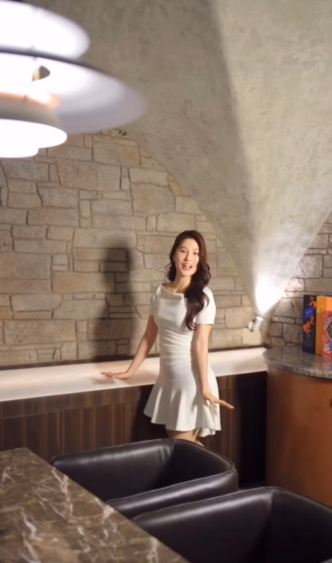 Bên trong biệt thự còn có hầm chứa rượu vang đặc biệt. Ảnh: chụp màn hình