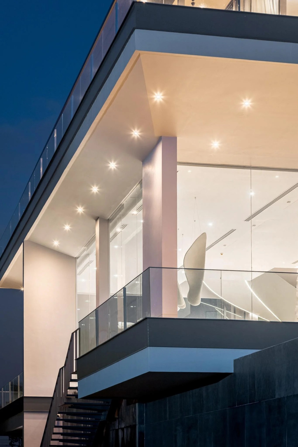 Tầng trên cùng được bao quanh bởi các sân hiên rộng. Tại đây, gia chủ có thể ngắm hoàng hôn, bầu trời đêm và dòng sông uốn lượn phía dưới. Ảnh: Witsawarut Kekina/ Shootative