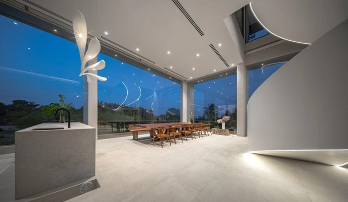 Khu vực bàn ăn mở ra tầm nhìn rộng về phía cảnh quan bên ngoài. Ảnh: Witsawarut Kekina/ Shootative