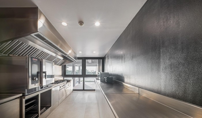 Bếp thiết kế theo phong cách công nghiệp, sử dụng vật liệu kim loại. Ảnh: Witsawarut Kekina/ Shootative