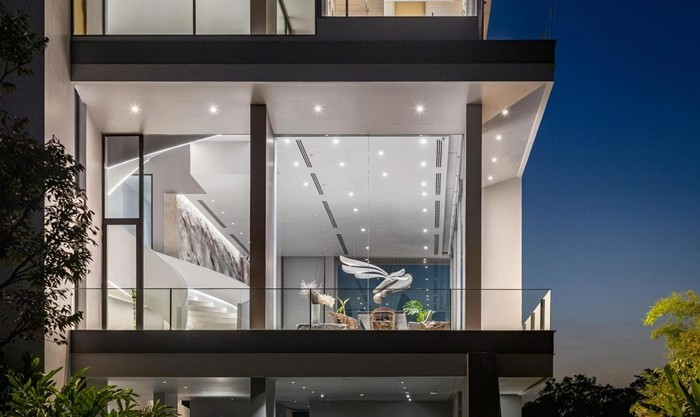 Mặt đứng phía trước mở hoàn toàn bằng kính. Ảnh: Witsawarut Kekina/ Shootative