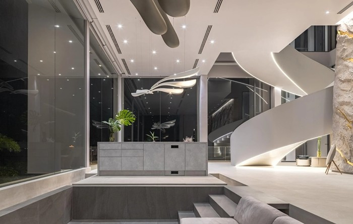 Cầu thang xoắn với các đường uốn cong mềm mại giúp không gian trở nên nhẹ nhàng. Ảnh: Witsawarut Kekina/ Shootative