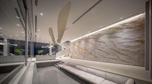 Tầng trệt dành cho các không gian phụ trợ như bãi đỗ xe, khu kỹ thuật... Tầng 2 là trung tâm sinh hoạt của gia đình. Ảnh: Witsawarut Kekina/ Shootative