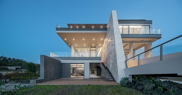 Mong muốn của gia chủ là không gian sống có thể cảm nhận rõ ánh sáng, bầu trời, sự thay đổi của mùa và nhịp điệu chậm rãi của thiên nhiên. Ảnh: Witsawarut Kekina/ Shootative