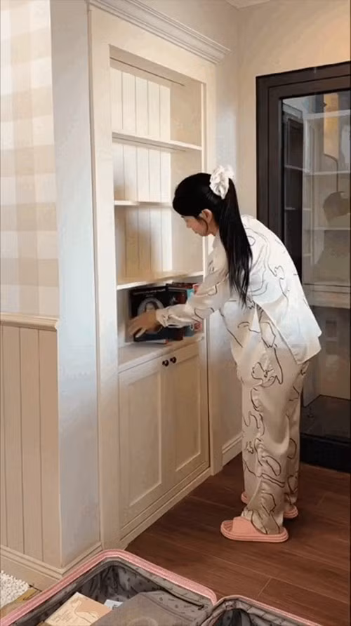 Trong nhà mới, Lê Bống còn thiết kế một thư viện "bí mật", nơi cô lưu trữ các loại sách truyện yêu thích. Ảnh chụp màn hình