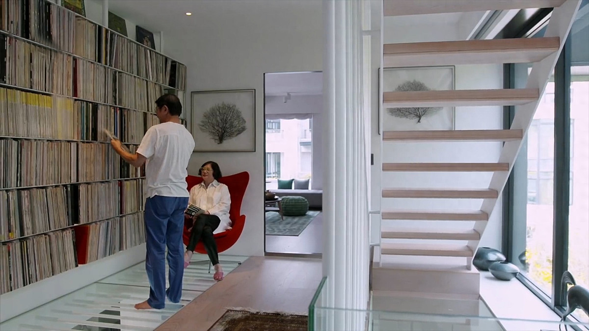 Tầng 2 giống như một phòng nghe nhạc, được thiết kế cầu kỳ từ khâu chọn vật liệu cách âm đến các thiết bị âm thanh. Ảnh: Toutiao