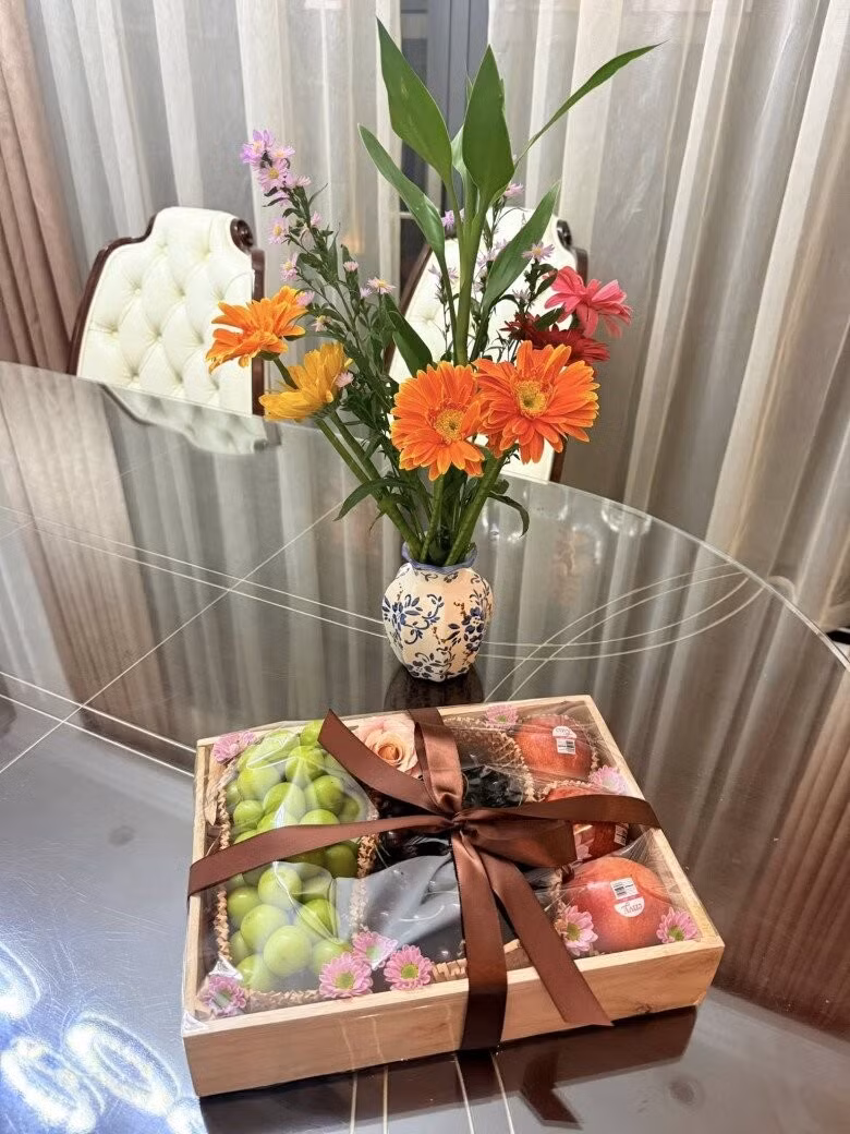 Sự kết hợp của hoa đồng tiền với các loại lá mang đến một chiếc bình xinh xắn. Ảnh: FB Nguyễn Thanh Vân