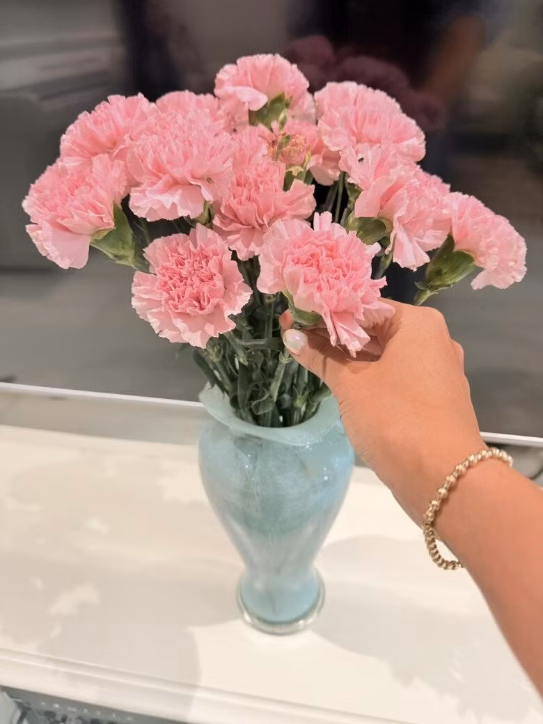 Bình cẩm chướng hồng xinh xắn, tạo điểm nhấn ngọt ngào cho không gian sống. Ảnh: FB Nguyễn Thanh Vân