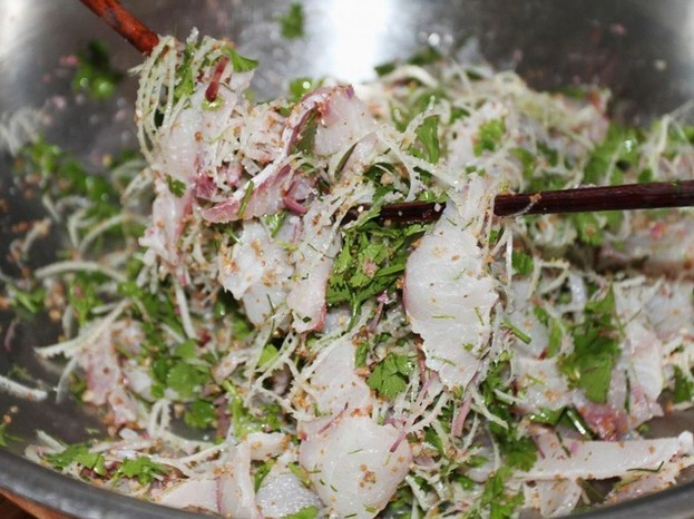 Trong đó, gỏi cá bỗng được nhiều người yêu thích. Ảnh: Internet