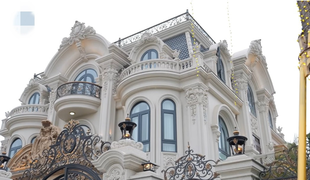 Các đường phào chỉ, hoa văn vô cùng đẹp mắt khiến căn biệt thự trở nên khác với các công trình xung quanh. Ảnh chụp màn hình NhaF
