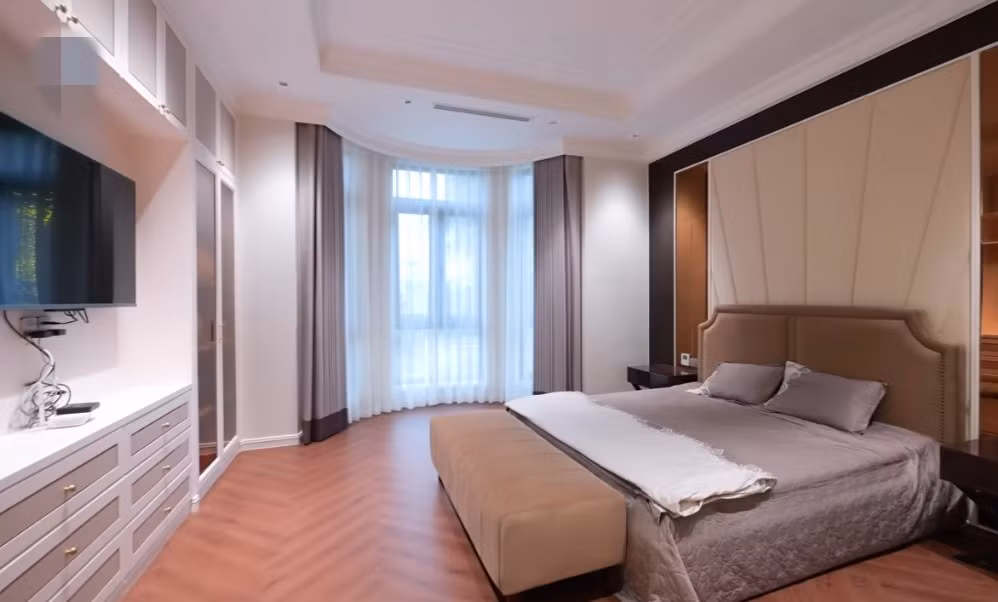 Phòng ngủ master được bố trí ngay tại tầng 1 để tiện cho việc di chuyển. Ảnh chụp màn hình NhaF