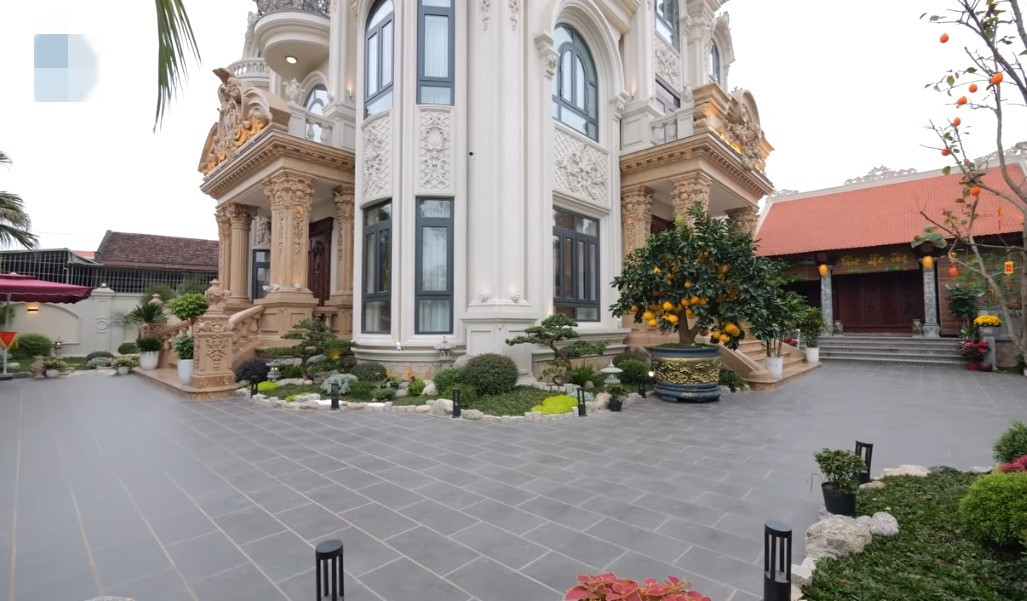 Diện tích xây dựng chỉ khoảng 250m2, còn lại dành cho sân vườn với nhiều cây xanh. Ảnh chụp màn hình NhaF