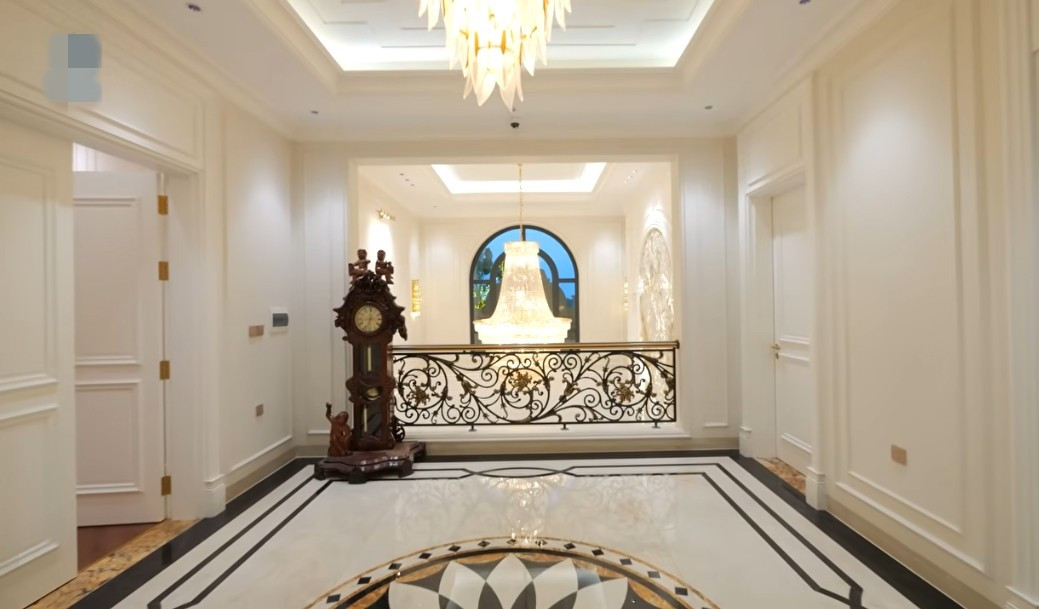 Khu vực sảnh trên tầng 2 có thể chiêm ngưỡng khu vực thông tầng. Trên tầng 2 có thêm phòng ngủ, phòng thay đồ. Ảnh chụp màn hình NhaF