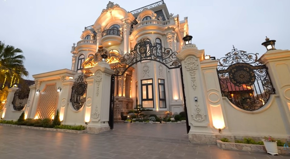 Mới đây, kênh YouTube NhaF giới thiệu một căn biệt thự nguy nga, tráng lệ được xây dựng trên lô đất 600m2 tại Vĩnh Phúc (nay là tỉnh Phú Thọ). Ảnh chụp màn hình NhaF