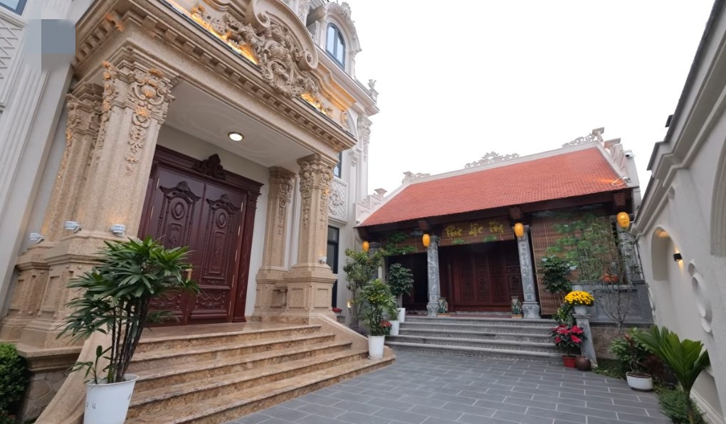 Bên cạnh biệt thự đồ sộ, gia chủ còn xây một nhà thờ với chi phí hơn 2 tỷ đồng. Ảnh chụp màn hình NhaF