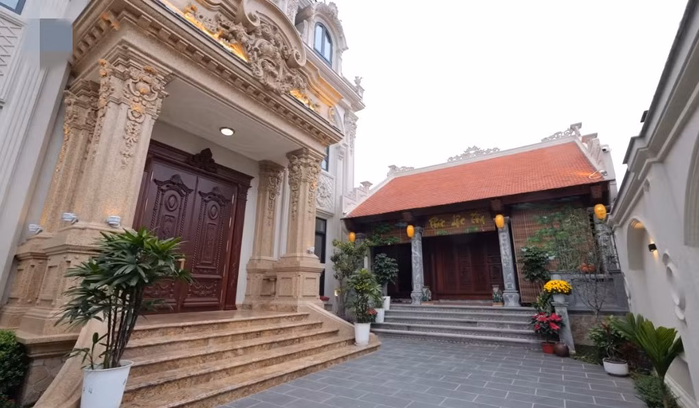 Bên cạnh biệt thự đồ sộ, gia chủ còn xây một nhà thờ với chi phí hơn 2 tỷ đồng. Ảnh chụp màn hình NhaF