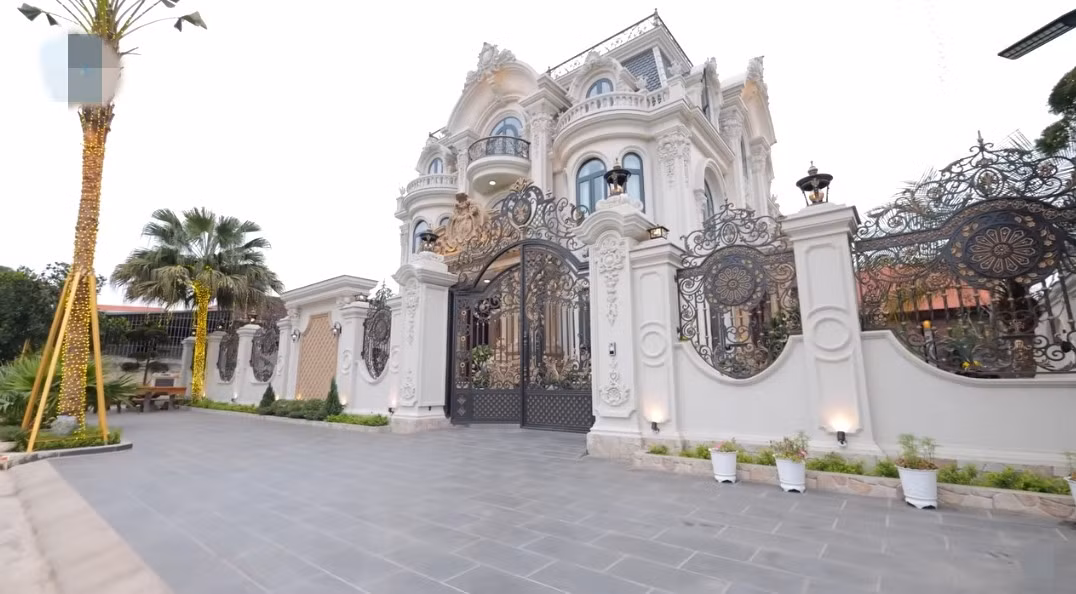 Riêng chiều rộng của mặt tiền lên tới 25 mét. Ảnh chụp màn hình NhaF