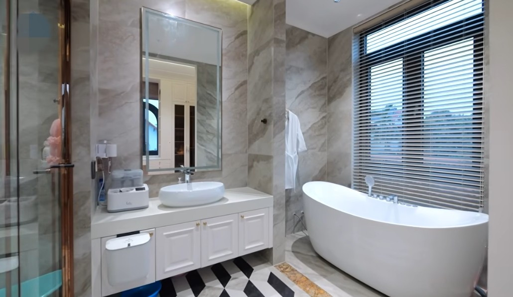 Phòng tắm thiết kế không khác khách sạn 5 sao. Ảnh chụp màn hình NhaF