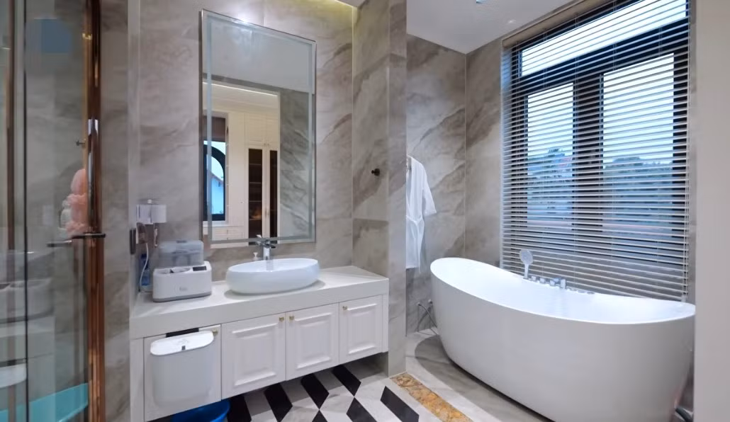 Phòng tắm thiết kế không khác khách sạn 5 sao. Ảnh chụp màn hình NhaF