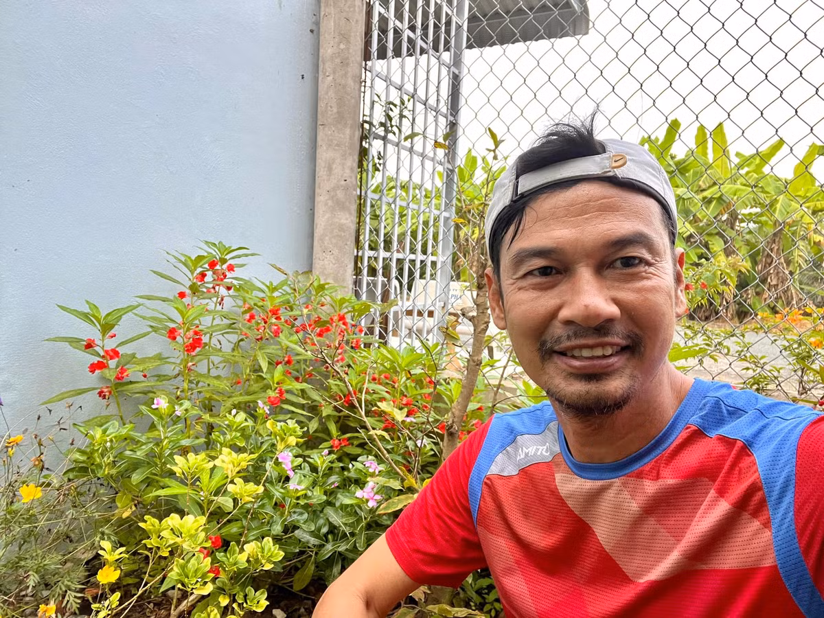 Ngoài trái cây, nam diễn viên còn trồng nhiều hoa trong vườn. Ảnh: FBNV