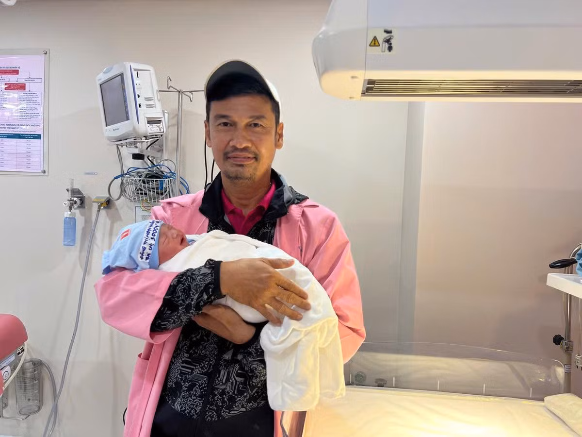 Mới đây, diễn viên Tiết Cương chia sẻ niềm vui khi đón con trai đầu lòng ở tuổi 52. Ảnh: FB Tiết Cương