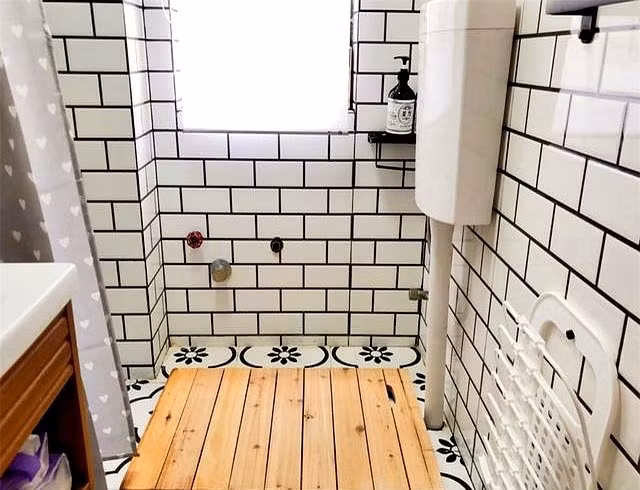 Khi tắm, chỉ cần nhấc tấm ván lên là có ngay không gian khép kín. Ảnh: Sohu