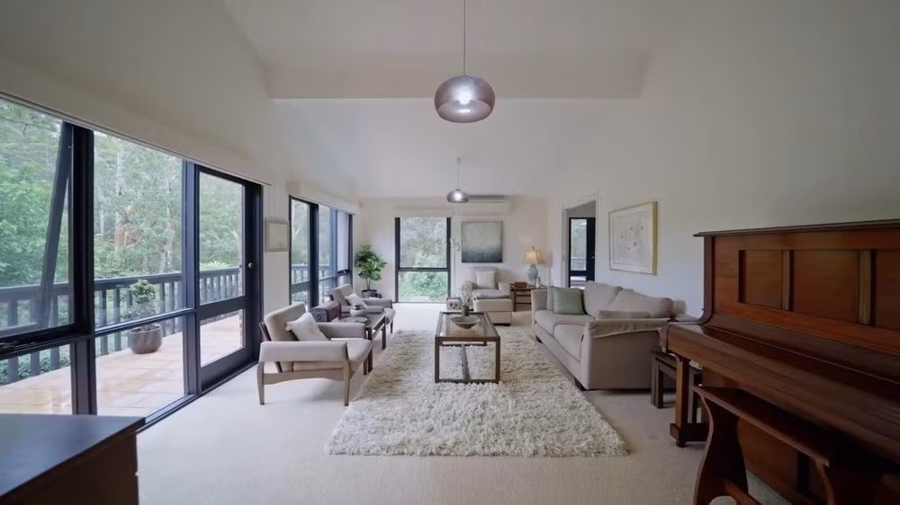 Không gian được bài trí đơn giản với tông trắng chủ đạo. Ảnh: FBNV