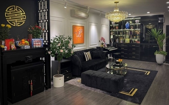 Các món đồ nội thất từ sofa, tủ kệ, đến chiếc đàn piano đặt một góc phòng khách đều có gam màu đen. Ảnh: Vietnamnet