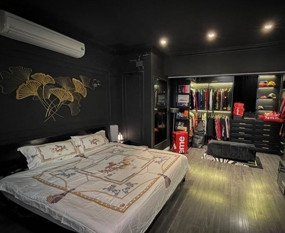 Phòng ngủ của Minh Quân được trang trí bằng một vài bức tranh và những họa tiết màu đồng. Ảnh: Vietnamnet