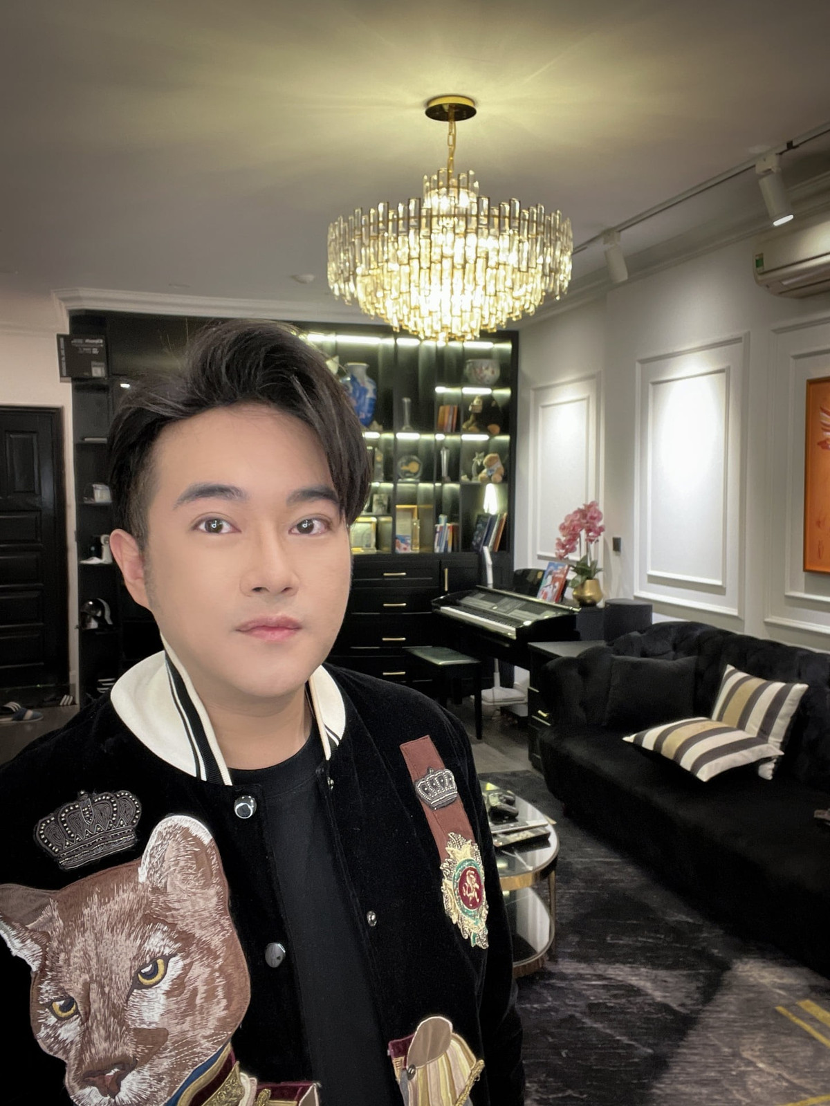 Ngoài đời thực, Minh Quân sống độc thân trong căn hộ 200m2, nằm trên tầng 15 của một khu chung cư hiện đại bậc nhất Hà Nội. Ảnh: FBNV