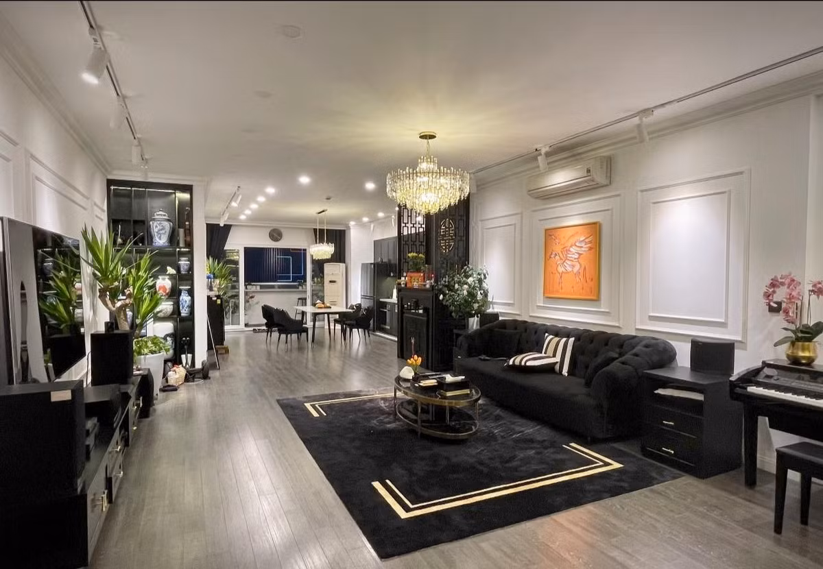 Căn hộ của Minh Quân có gam màu đen - trắng chủ đạo. Ảnh: FBNV