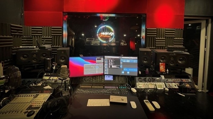Phòng thu âm tại nhà của nam ca sĩ có gam màu đỏ - đen. Ảnh: Vietnamnet