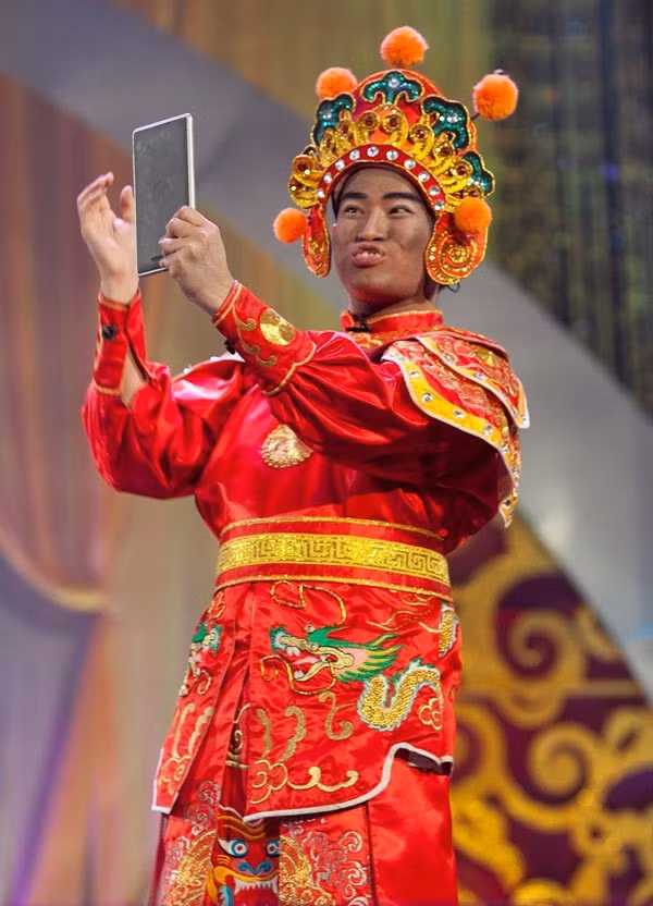 Ca sĩ Minh Quân đã có 7 năm tham gia chương trình Táo Quân với vai diễn Thiên Lôi. Tạo hình của Minh Quân trong chương trình đặc biệt đến nỗi nhiều người gọi vui là “Thiên Lôi xấu nhất Táo Quân”. Ảnh: Internet