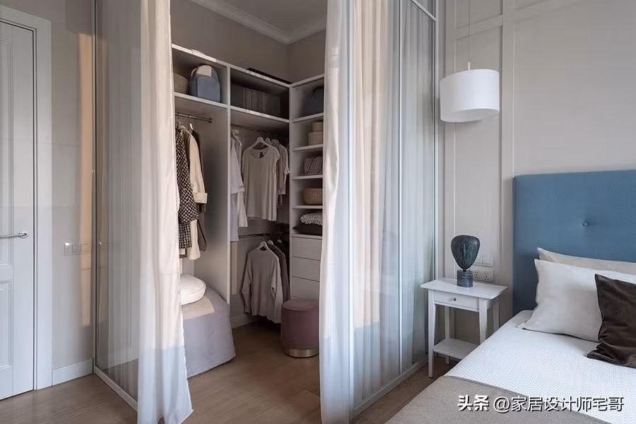 Không dùng tủ quần áo lớn, gia chủ chỉ làm một tủ nhỏ gọn, vừa đủ cho người sống tối giản. Ảnh: Sohu