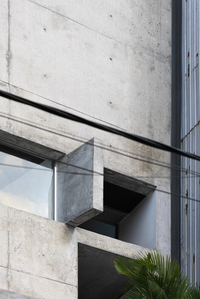 Hình học đặc trưng này thiết lập mối quan hệ năng động giữa không gian đặc và không gian rỗng ở tầng trệt và các tầng trên. Ảnh: HungHoa