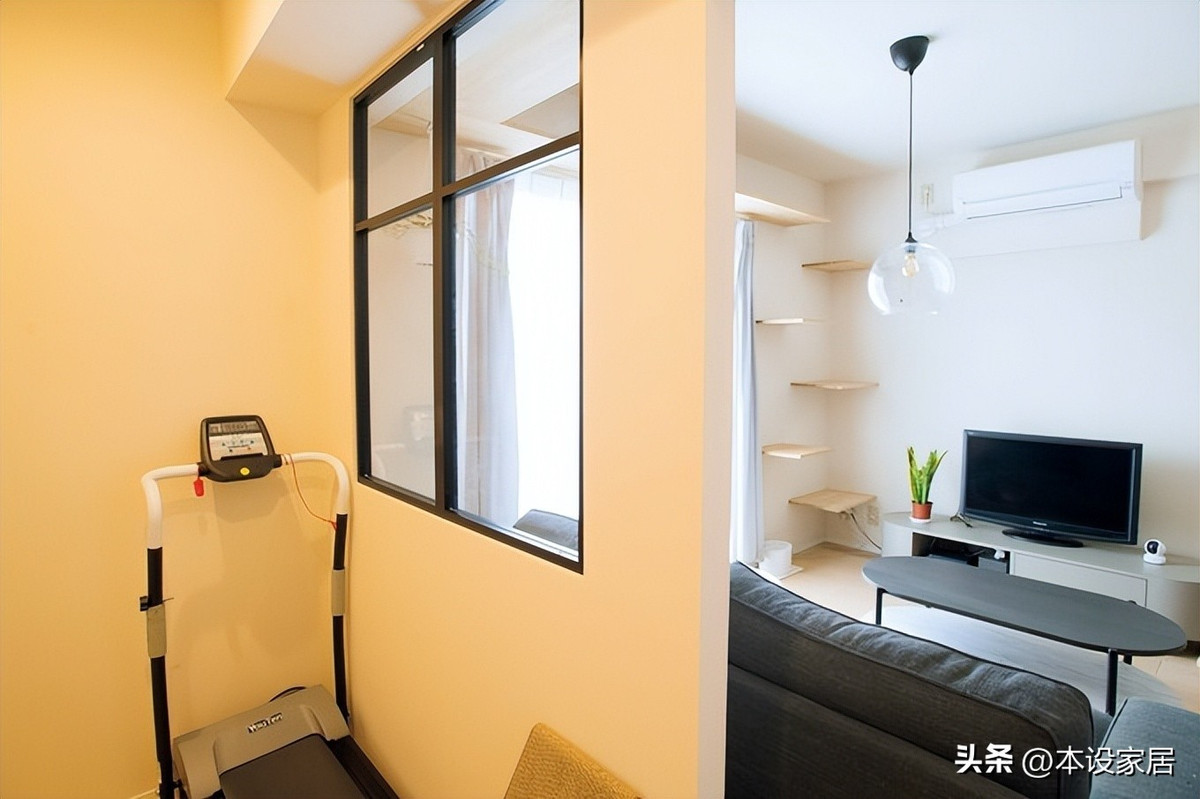 Cạnh khung cửa kính lớn là chiếc sofa xám đậm, ngập tràn ánh nắng. Ảnh: Toutiao