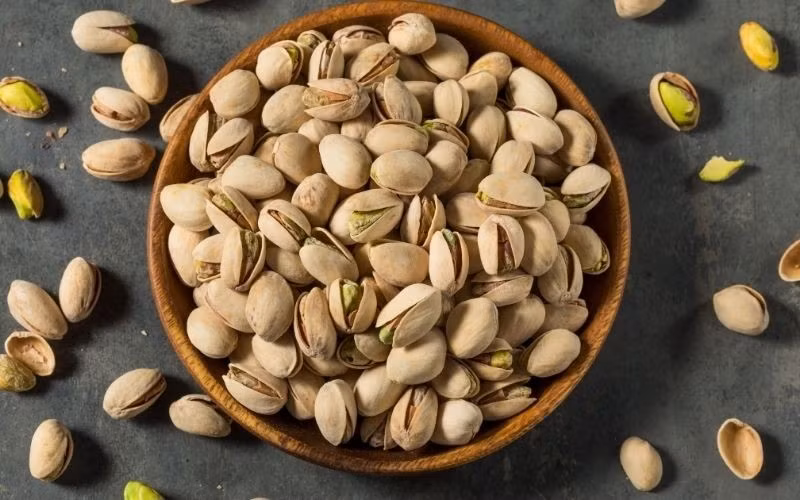 Tại thị trường Việt, giá hạt dẻ cười dao động từ 300.000 - 850.000 đồng/kg tùy thuộc vào nguồn gốc và cách chế biến. Ảnh: Kamereo