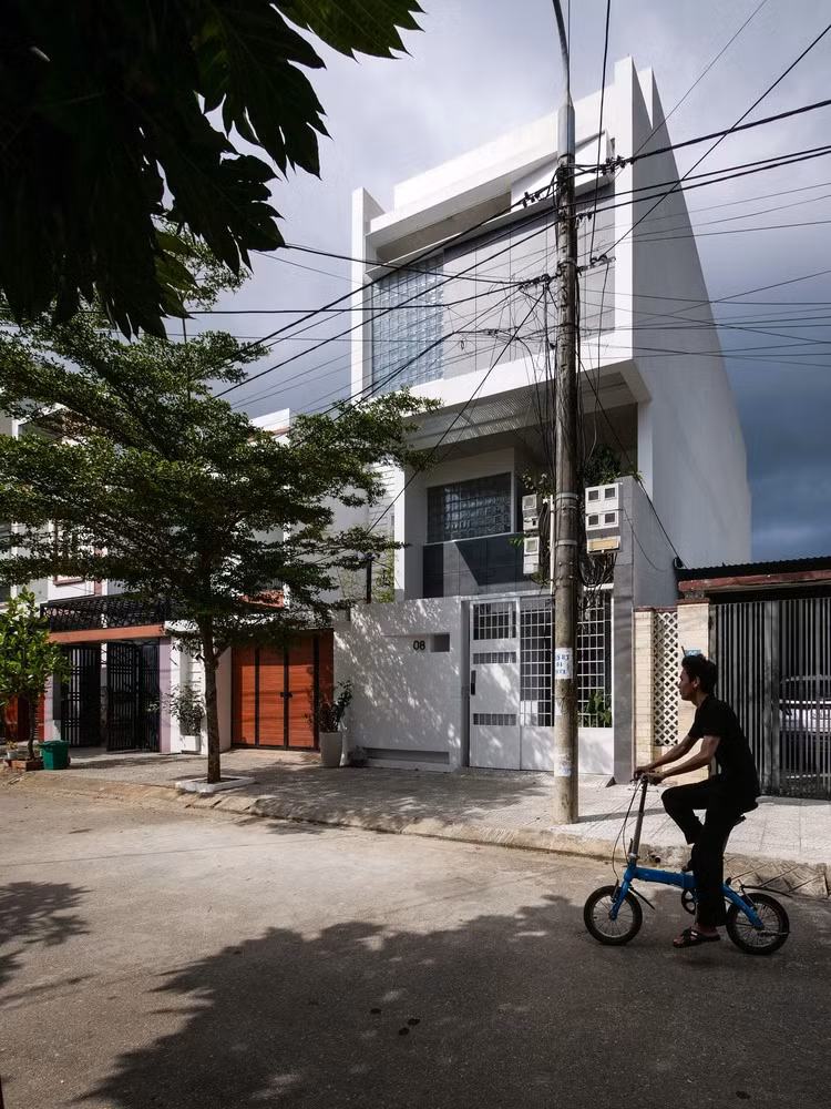 Nằm giữa khu đô thị sầm uất tại Hòa Xuân (TP Đà Nẵng), The Lantern House được thiết kế tạo cảm giác bình yên, theo kiến ​​trúc hiện đại. Ảnh: DinhR