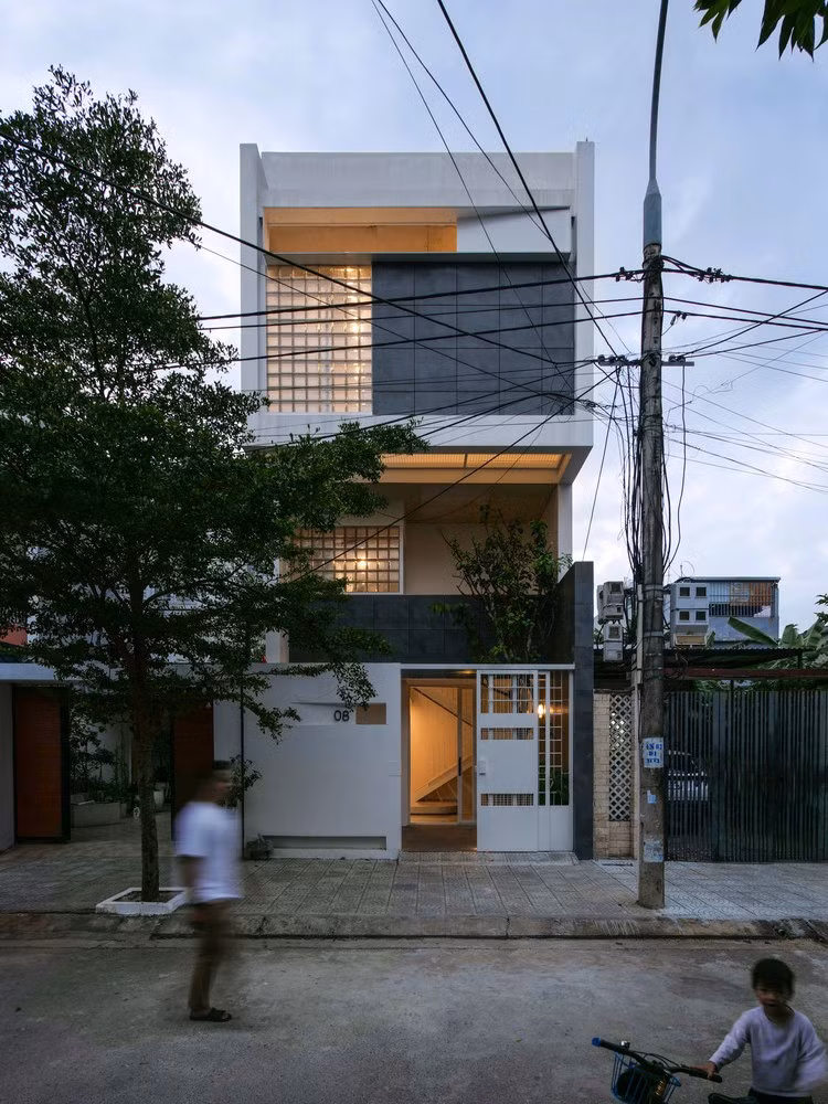 Mặt tiền phía Đông của ngôi nhà là sự kết hợp hình khối đơn giản nhưng đầy ý nghĩa. Ảnh: DinhR