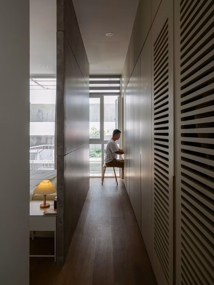 Hệ thống cửa và ô mở được bố trí hợp lý cùng với sân sau để lưu thông không khí tự nhiên, điều hòa vi khí hậu bên trong ngôi nhà một cách hoàn hảo. Ảnh: DinhR