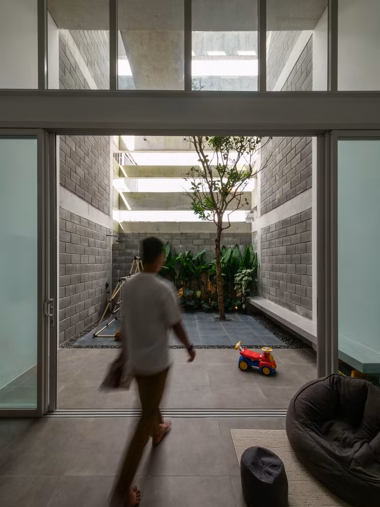 Đồng thời, ngôi nhà cũng phải đáp ứng hoàn hảo nhu cầu sinh hoạt của gia đình 4 người. Ảnh: DinhR