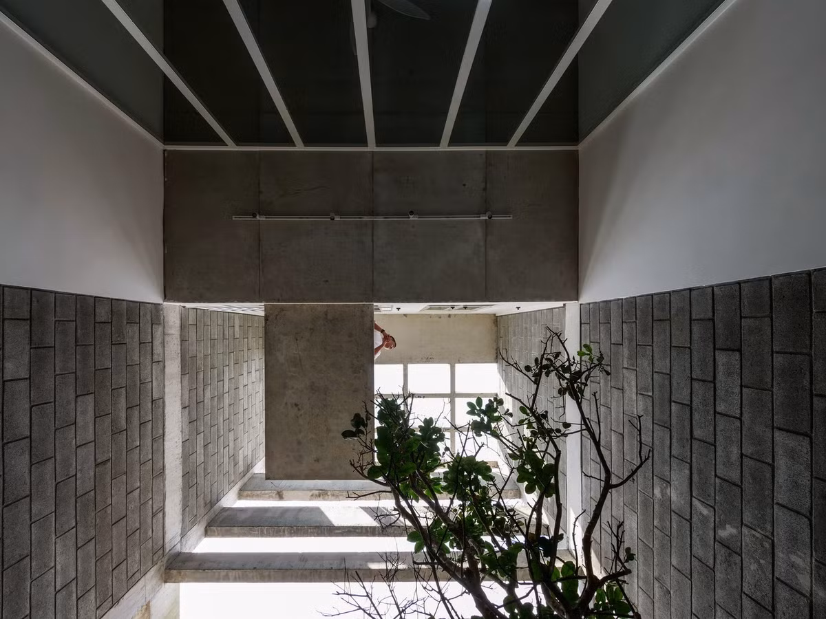 Khoảng thông tầng đắt giá trong ngôi nhà. Ảnh: DinhR