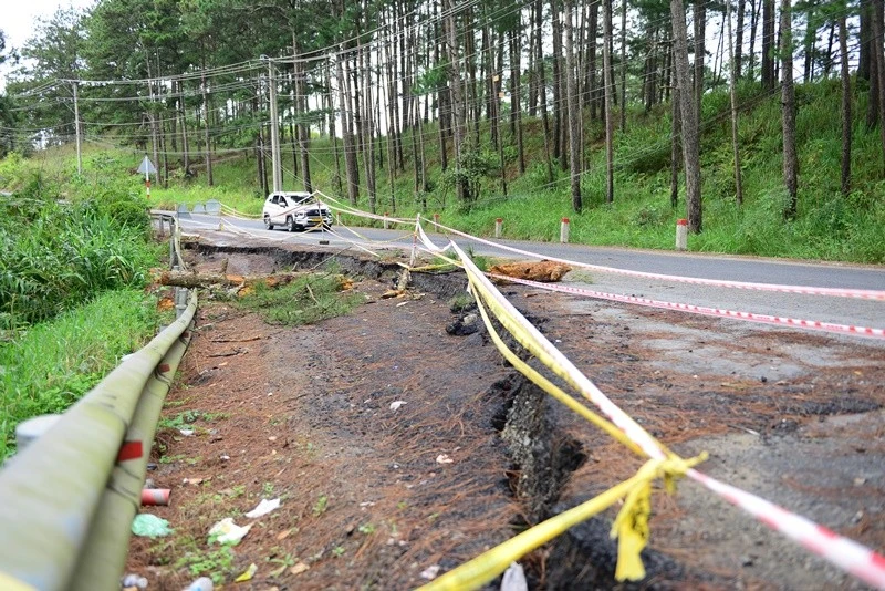 Đèo D’ran sạt lở, nhiều vị trí mặt đường quốc lộ 20 rạn nứt