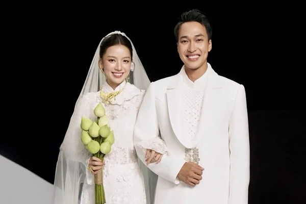 Bình ‘Mưa đỏ’ khoe ảnh hoá chú rể bên Hạ Anh trên sân khấu