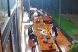 Đang ngồi nhậu trước nhà, người đàn ông trúng đạn tử vong 