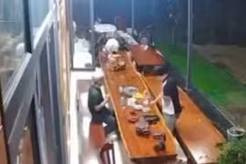 Đang ngồi nhậu trước nhà, người đàn ông trúng đạn tử vong 