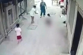 Rơi từ tầng 3 xuống đất, bé trai 5 tuổi tử vong