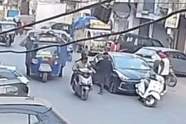 Nhóm người đeo mặt nạ ngang nhiên bắt cóc cô gái giữa phố