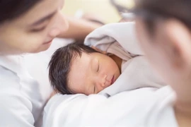 Nhiều gia đình trẻ trì hoãn sinh con vì gánh nặng kinh tế